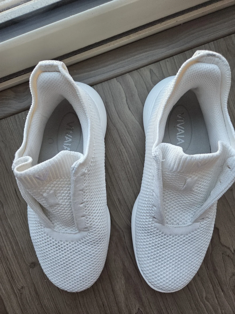 Womens VIVAIA Lightweight Sneakers - Color White, Size 6 - Great Condition - Picture 2 of 4